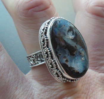 Zilveren ring met Boulder Opaal in bewerkte setting 18 mm